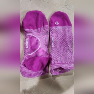 5 Pair Feature Women's Pink Plantar Fascitis Feetures Socks Sold All Together.